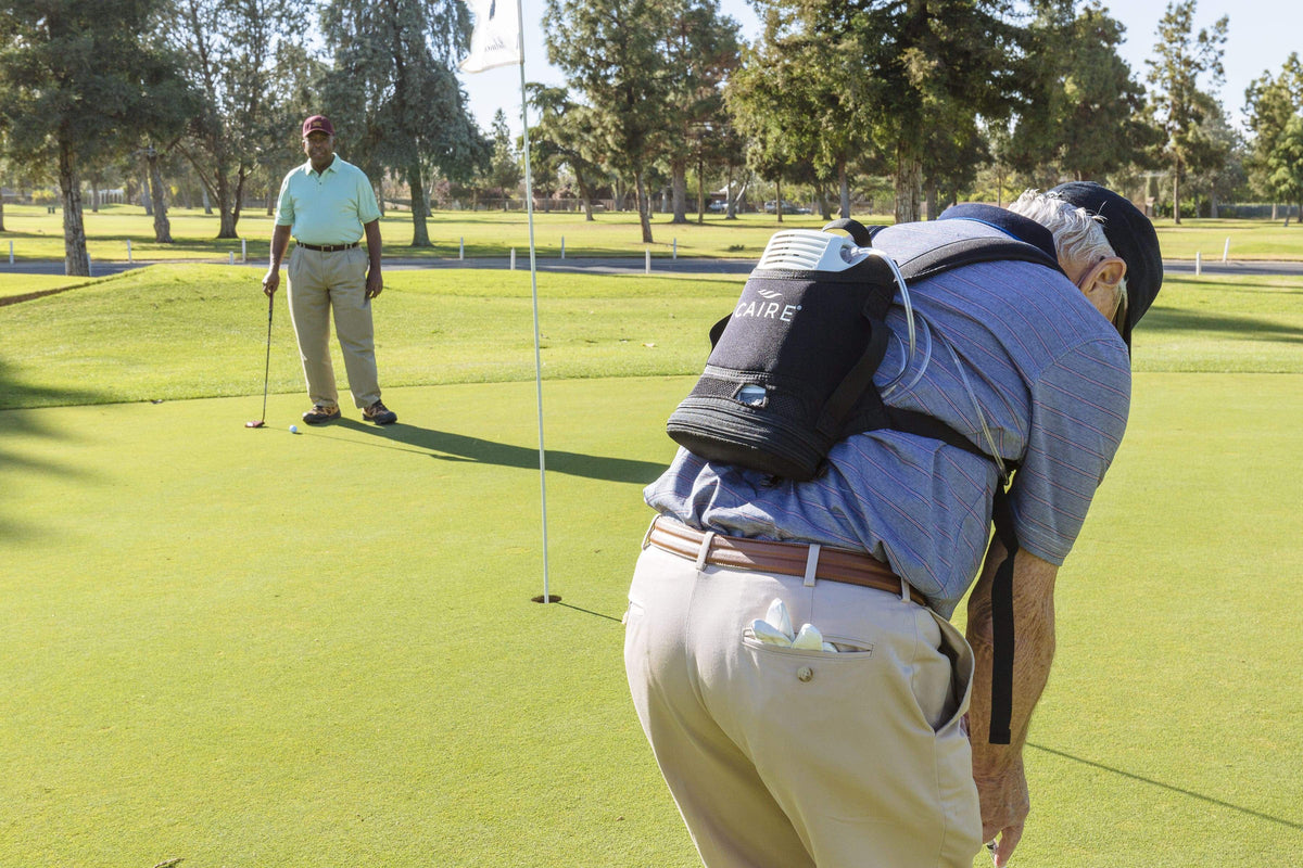 Man golfing with the Caire FreeStyle Comfort and backpack